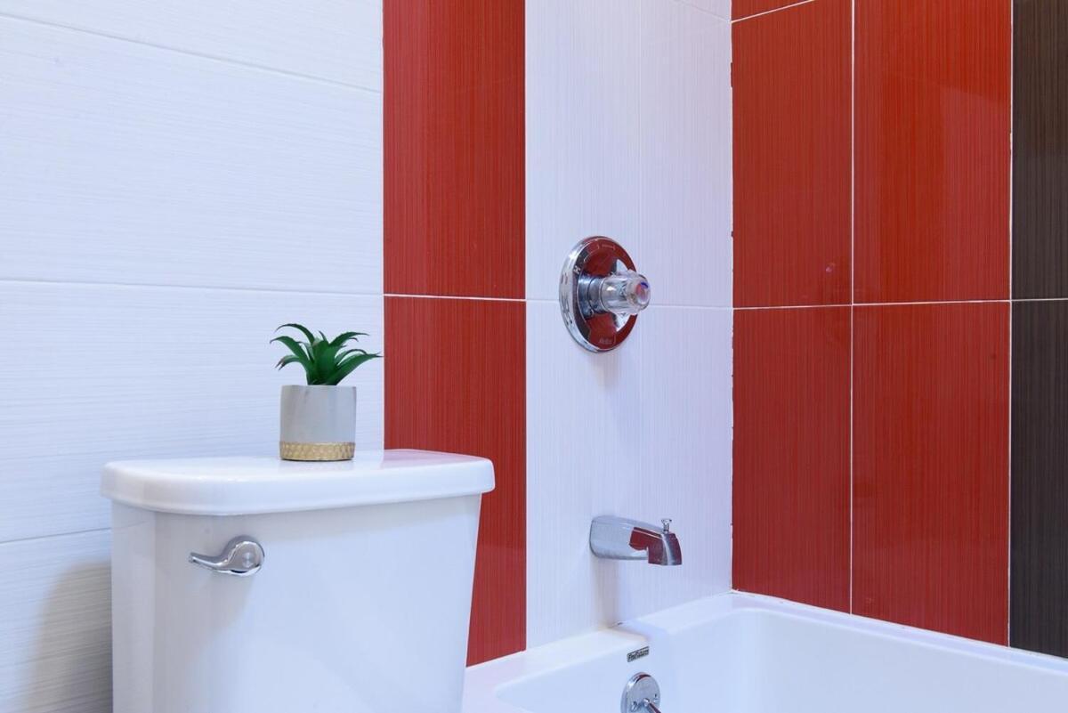 24-17 Renovated Prime Location Wd Appartamento